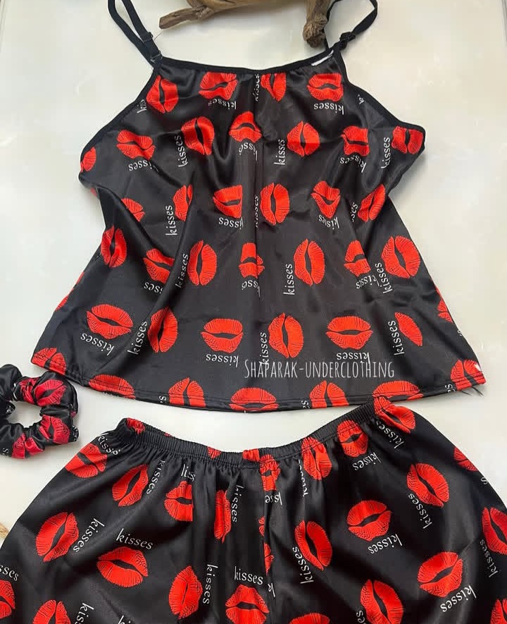 لباس خواب زنانه ساتن طرح لب مشکی