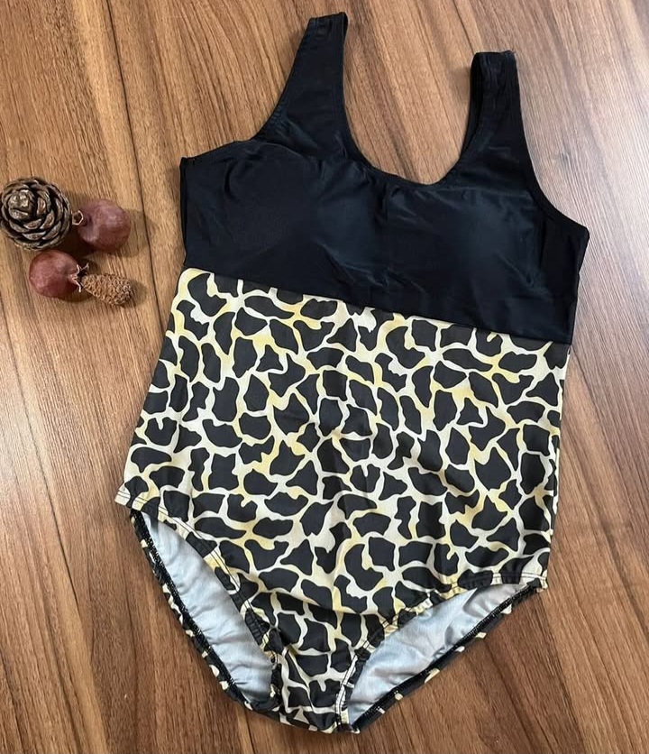 پک مایو اسلیپ پلنگی کاپدار وارداتی و یک عدد نیمتنه کاپدار و ۶ عدد شورت نخی پشت چاپ و ۲ عدد شورتکس مشکی