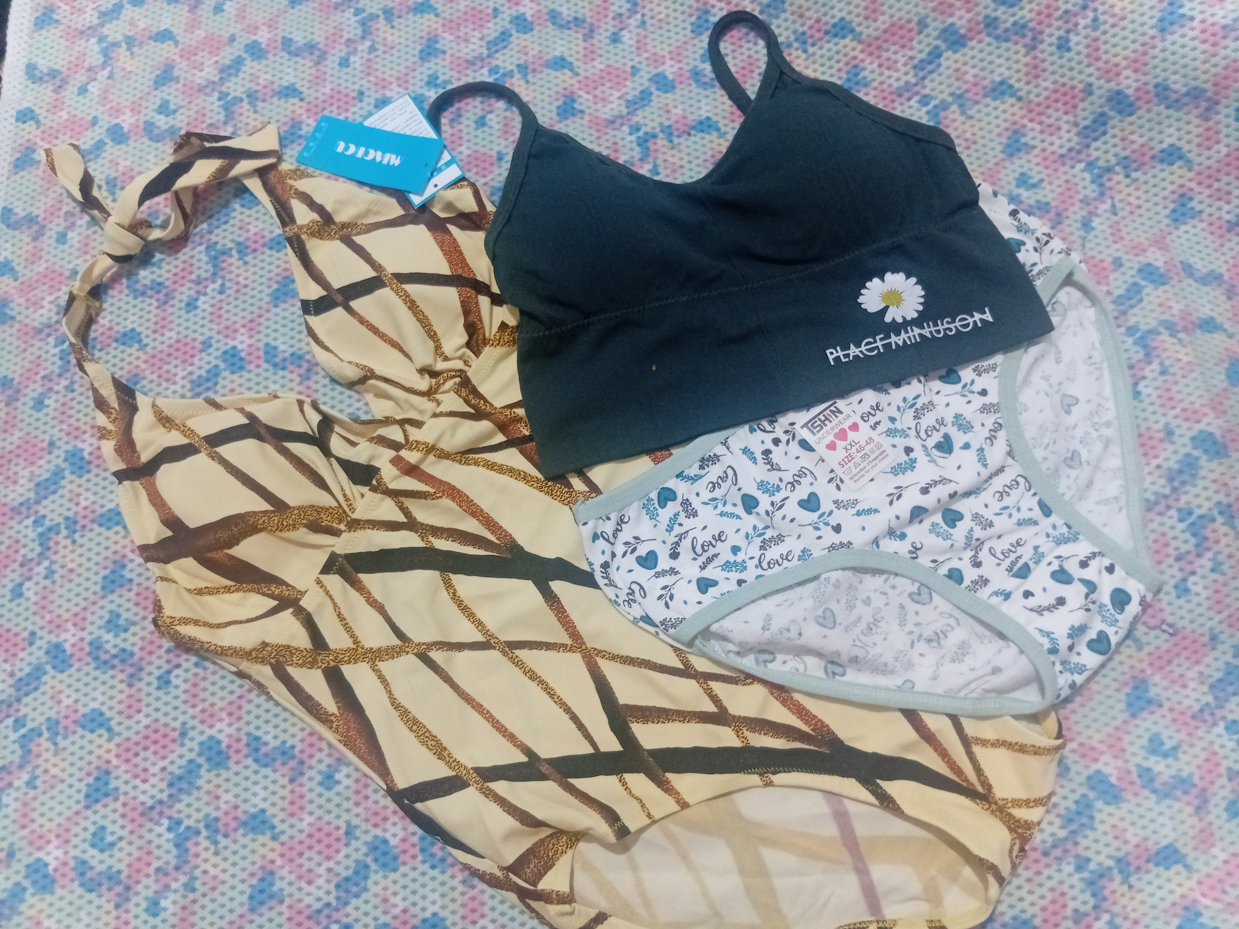 پک مایو وارداتی کاپدار زنانه اسلیپ و یک عدد شورت نخی و یک عدد نیمتنه وارداتی کاپدار