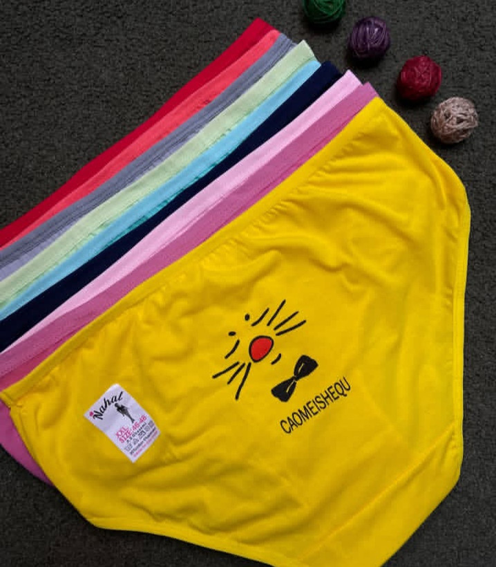 خرید عمده شورت زنانه نخی پشت چاپ ضدحساسیت پک ۱۲ عددی با طرحهای متنوع رندوم